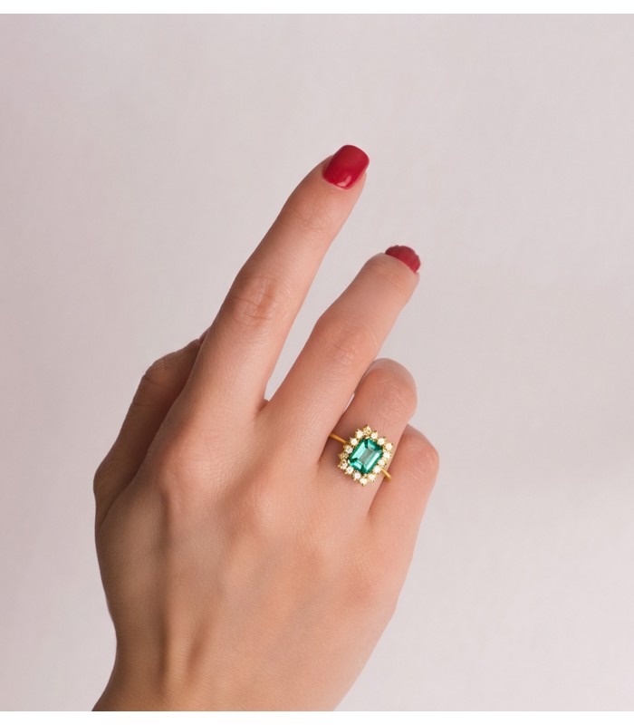 Anello in oro con smeraldo e diamanti. | Anelli di fidanzamento con smeraldi.