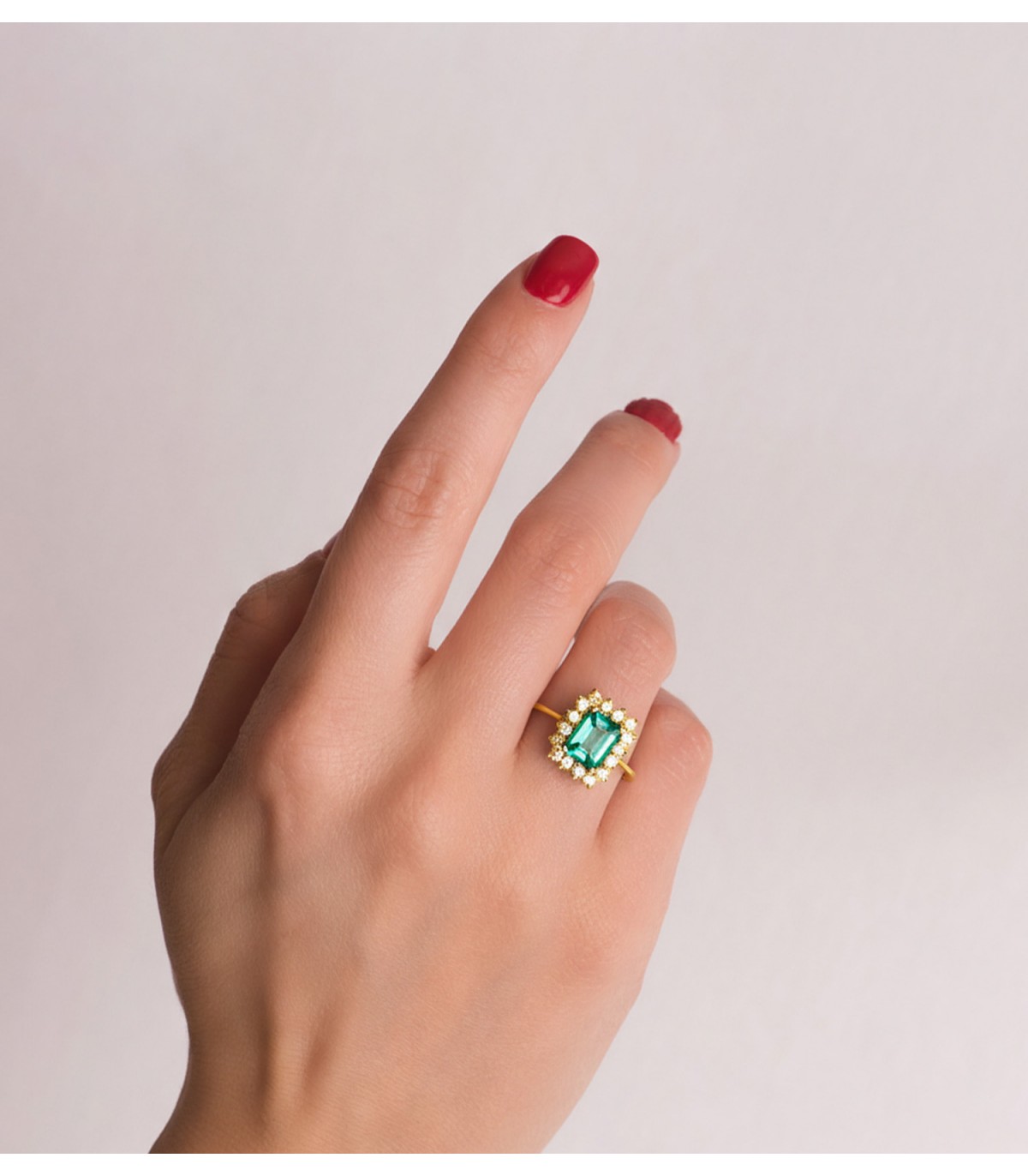 Bague en or avec émeraude et diamants. | Bagues de fiançailles avec émeraudes.