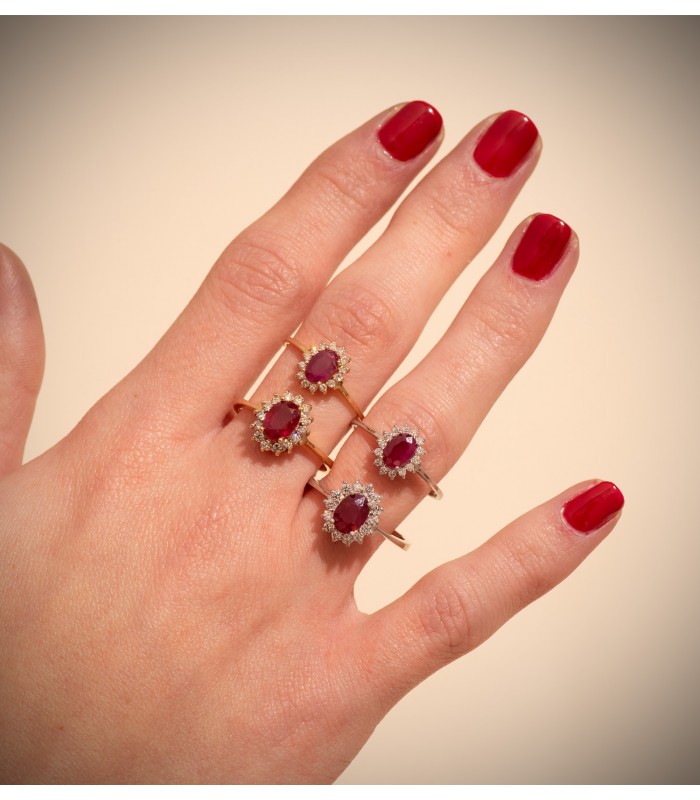 Bague avec rubis et diamants. Bague en or jaune 18 carats pour femme. Bijouterie en ligne.