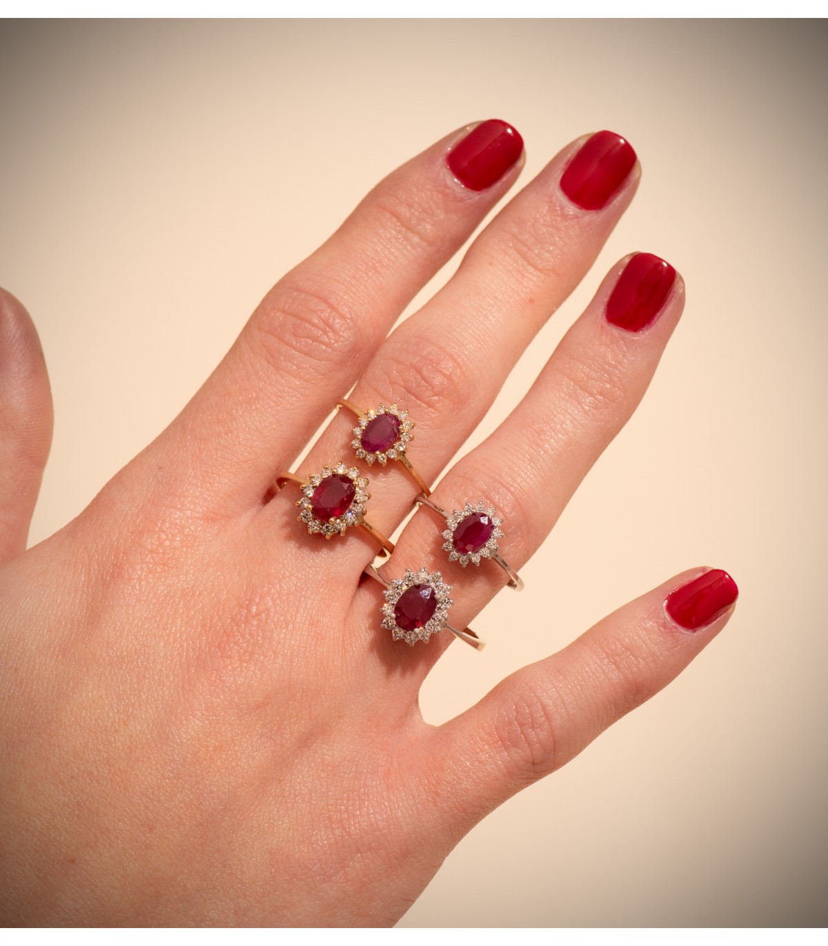 Anillo diamantes y piedra preciosa Rubí, Jasmin colección boda y compromiso.