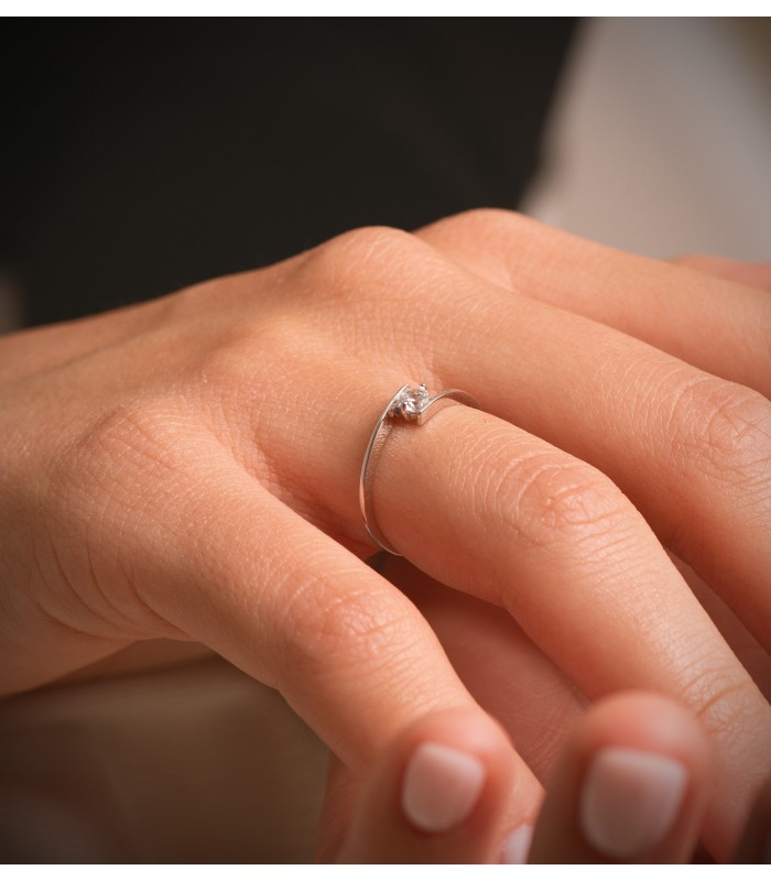 Anello Solitario Blanca oro bianco 18Kt, gambo incrociato, zircone 4 mm