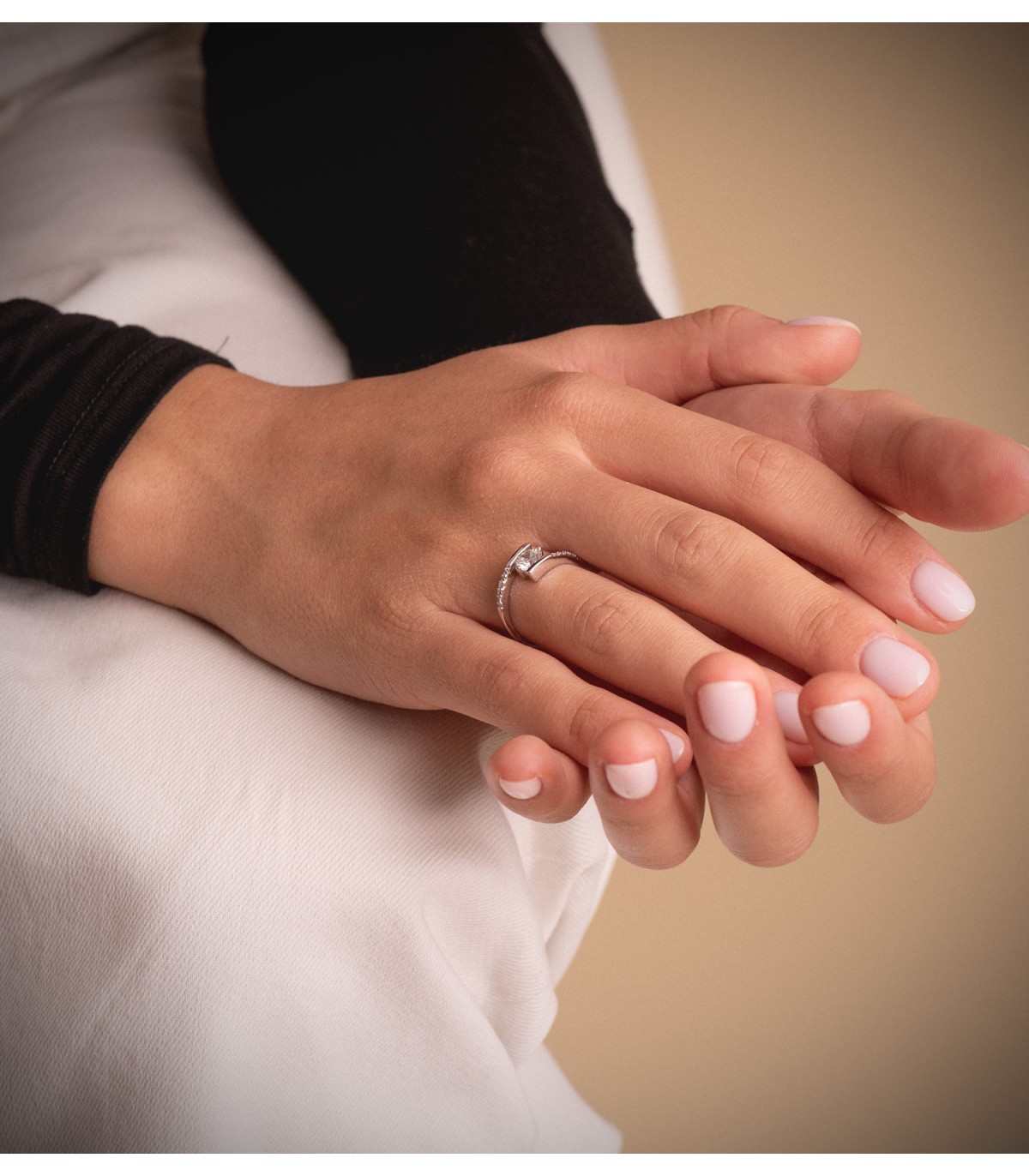 Anello da proposta di matrimonio per donna con gambo incrociato con zirconi, Modello Juncia oro bianco