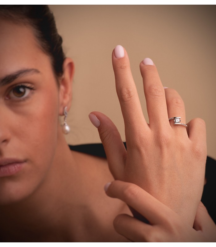 Anello da proposta di matrimonio per donna con gambo incrociato con zirconi, Modello Juncia oro bianco
