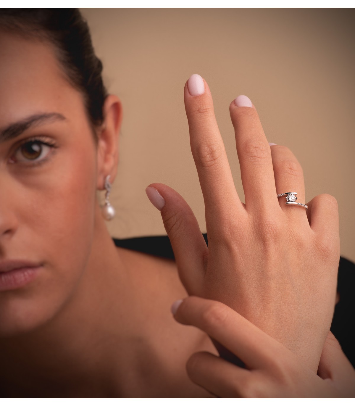 Anello da proposta di matrimonio per donna con gambo incrociato con zirconi, Modello Juncia oro bianco