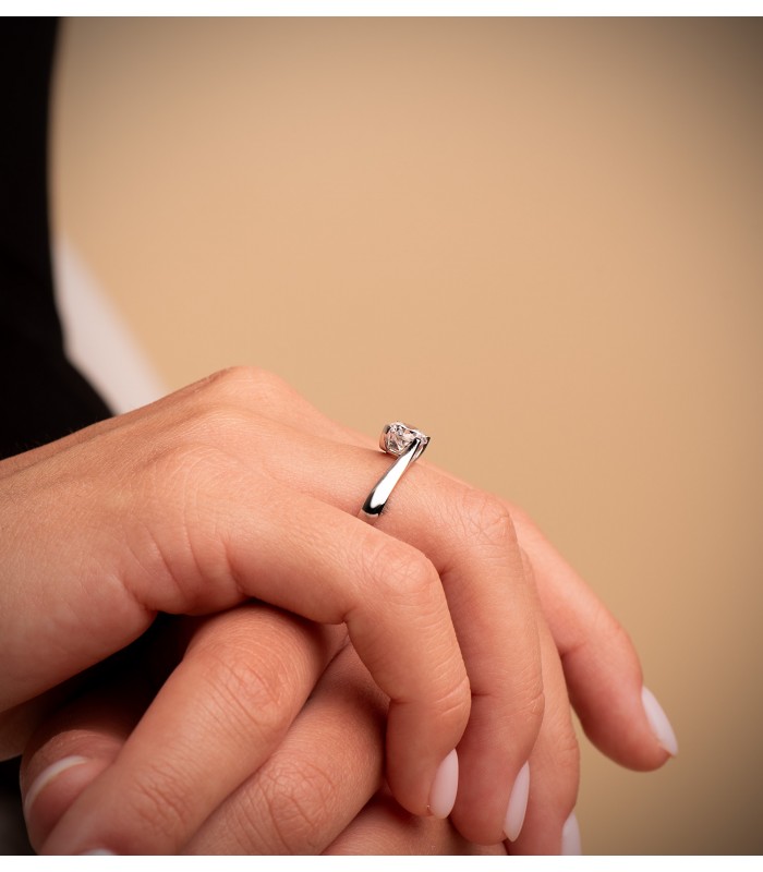anillo de compromiso claire en oro blanco para novia