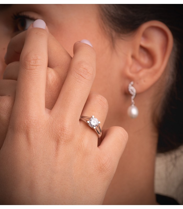 Solitario blanco Clarisa 18 Ktes. Anillo de pedida de mano. Anillos de compromiso oro blanco.