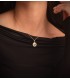 Ciondolo in oro 18 k Medusa 15 mm con Greca. Ciondoli da donna, regalo unico, gioielli online.