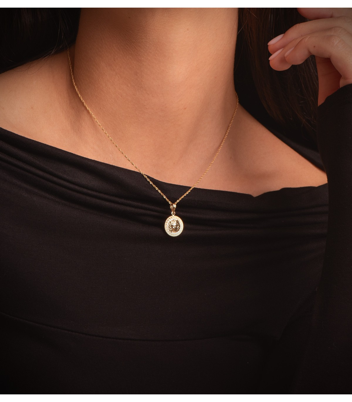 Ciondolo in oro 18 k Medusa 15 mm con Greca. Ciondoli da donna, regalo unico, gioielli online.
