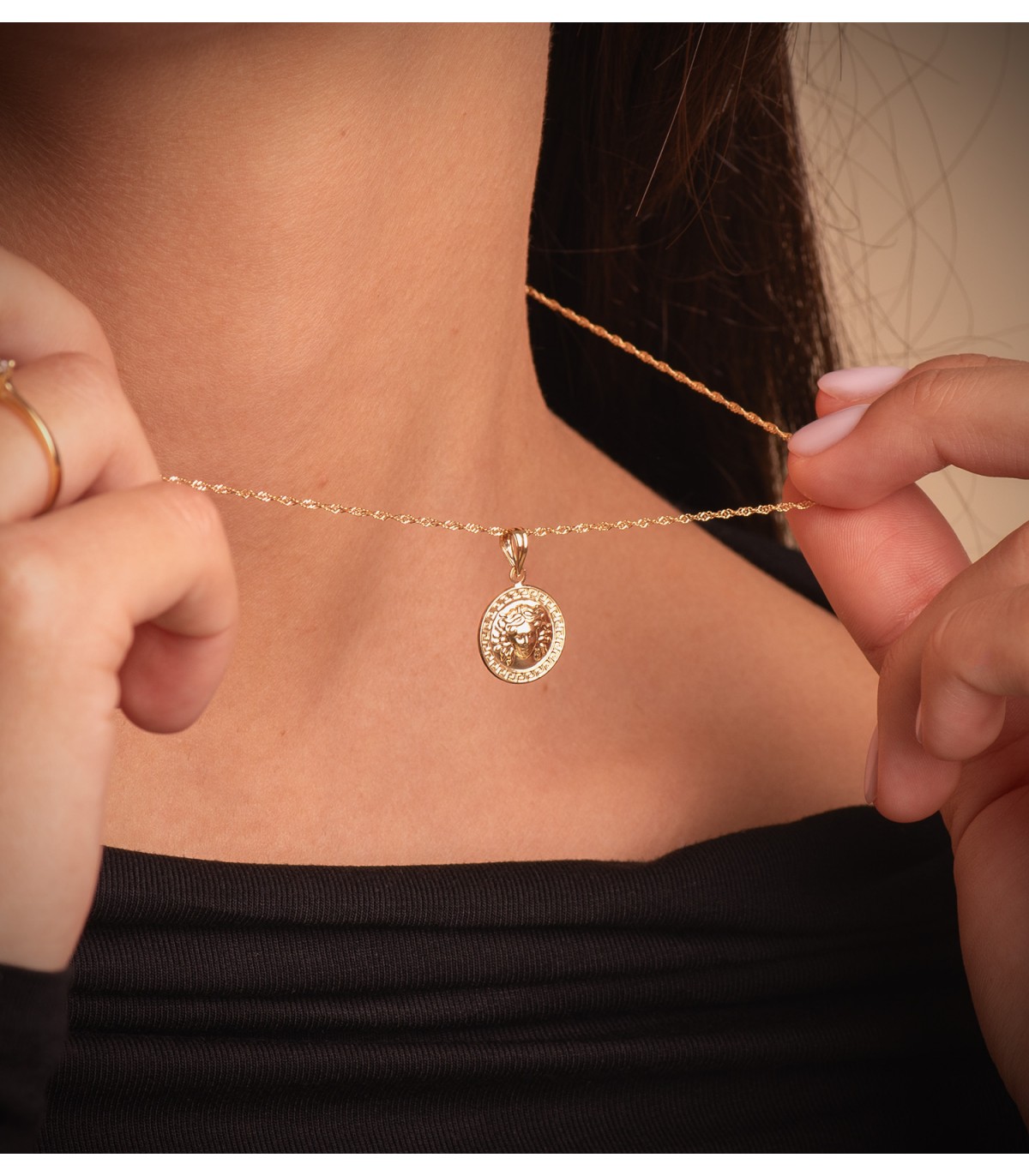 Pendentif en or 18 K Méduse 15 mm avec grecques. Pendentifs femmes, bijoux online.
