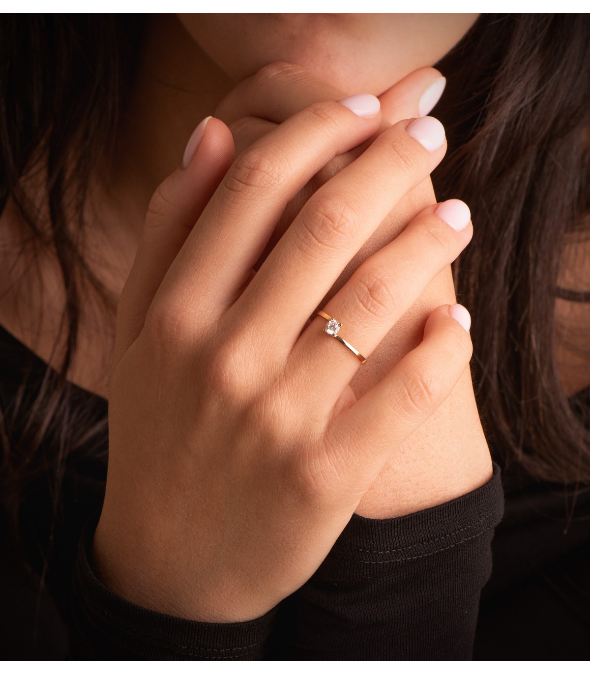 Solitario Olivia oro giallo 18 Kt, anello incrociato con zircone 4 griffe.