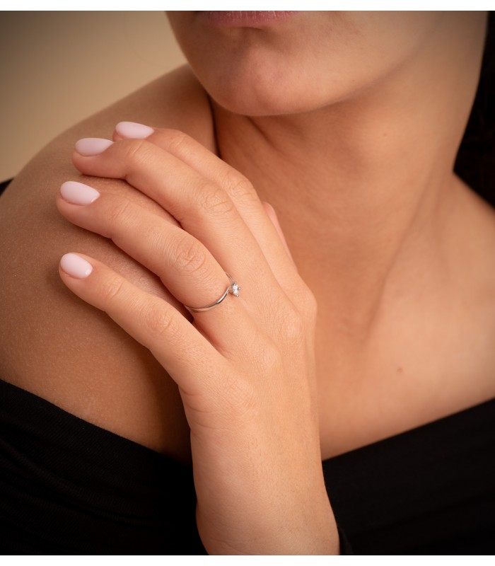 Anello Solitario Olivia oro bianco 18 Kt, anello incrociato con zircone 4 griffe.