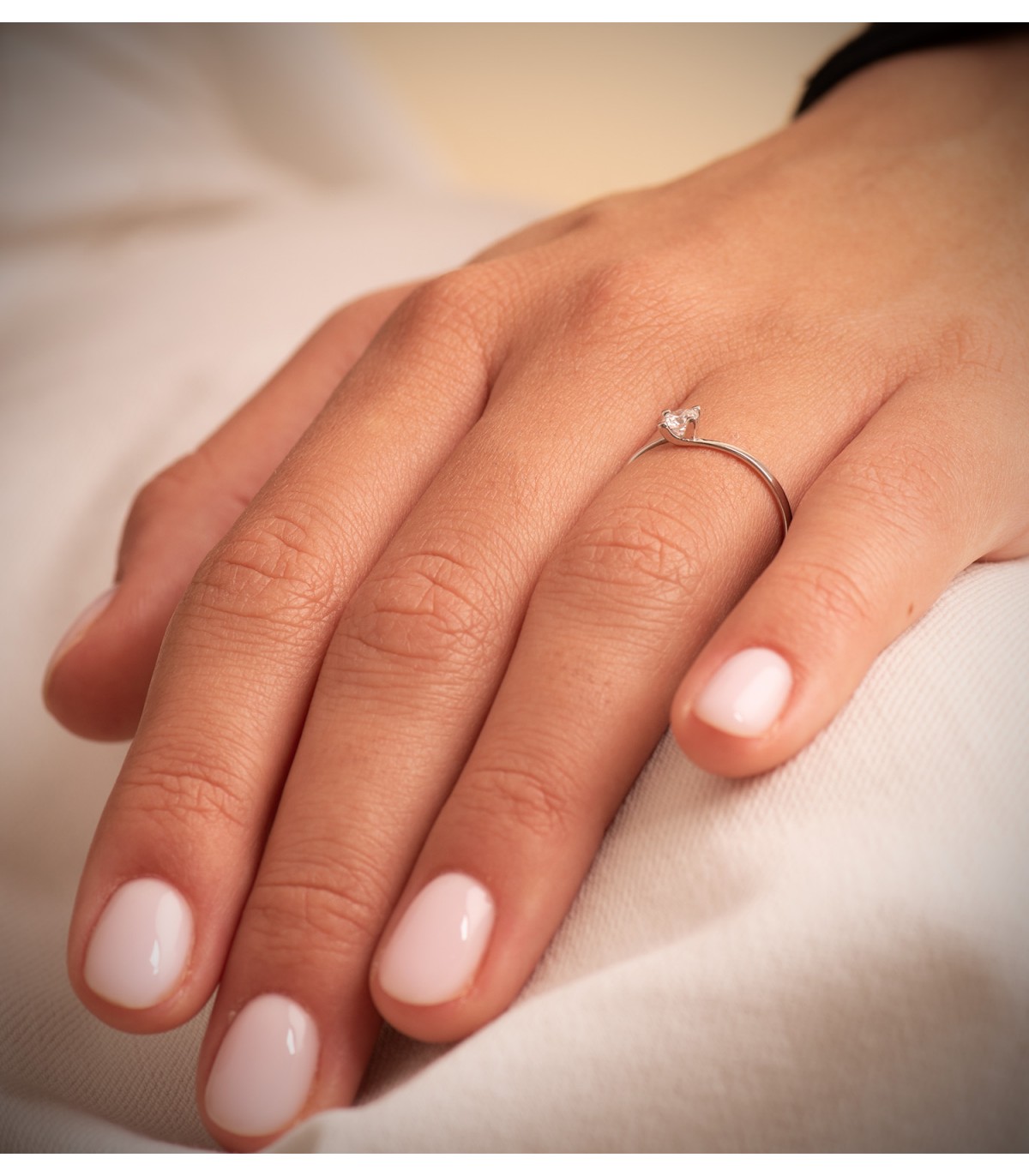 Anello Solitario Olivia oro bianco 18 Kt, anello incrociato con zircone 4 griffe.
