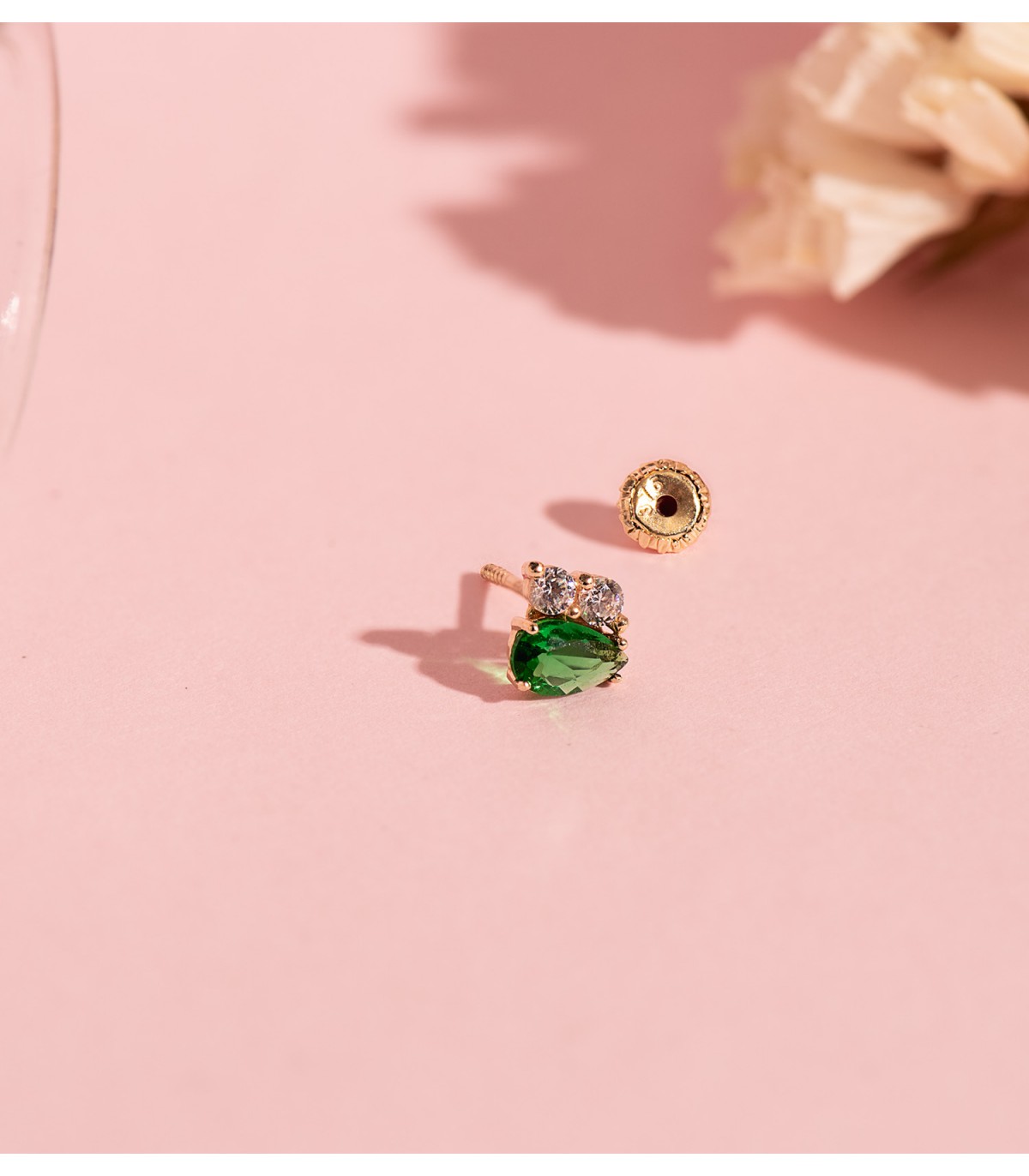 Piercing orecchio con pietre colorate verde Frog | Orecchini lobo e piercings donna in oro 9k.