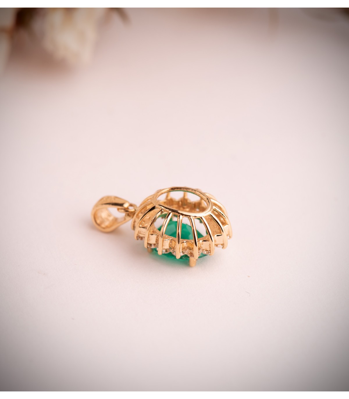 Pendentif émeraude et diamants, élégant collier pour femme pierre précieuse verte et certificat. Modèle ovale, type Lady Diana