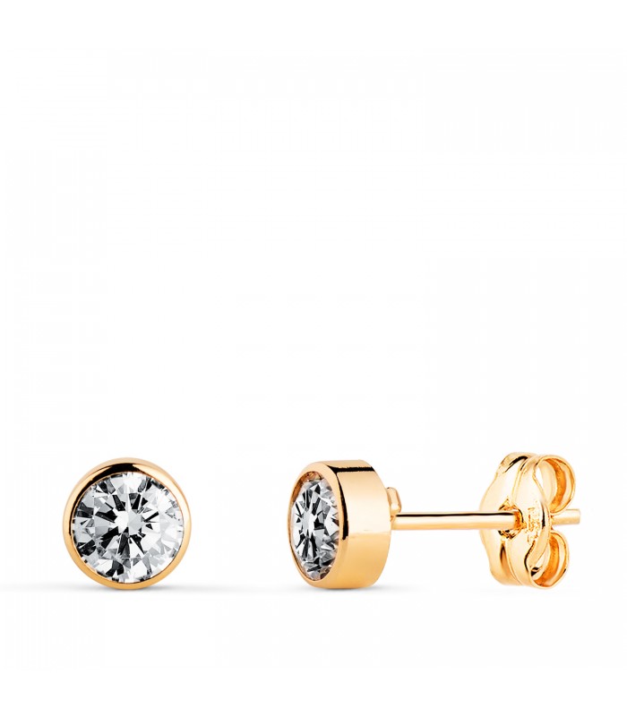 Pendientes Noly Oro amarillo 18K, chatones con circonitas 5mm, engaste bisel y cierre presión.