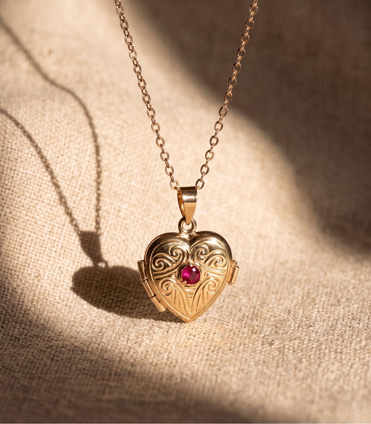 Pendentif porte-photo pour femme, collier cœur avec un rubis au centre, en or 18 carats