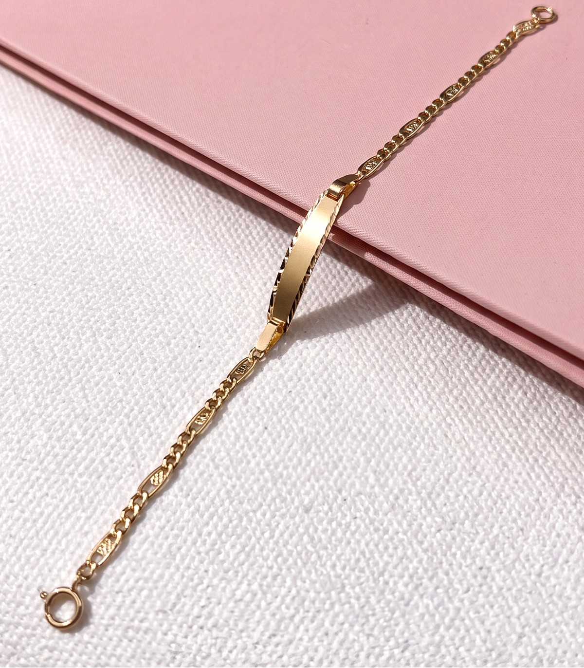 Braccialetti per neonati con incisione, perfetti per una nascita o un battesimo.