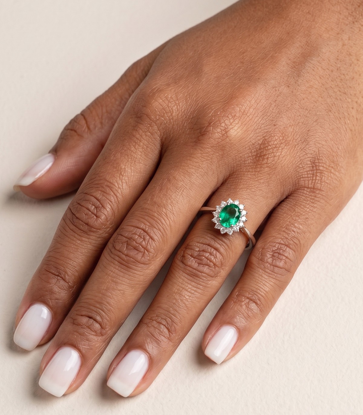 Anillo de compromiso tipo Halo con Esmeralda y circonitas | Anillos de oro blanco para mujer