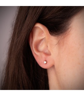 Pendientes Alina 3mm Oro amarillo 14 Kt. Dormilonas bebé circonitas 4 garras. Cierre rosca.