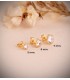 Pendientes Noly Oro amarillo 18K, chatones con circonitas 5mm, engaste bisel y cierre presión.