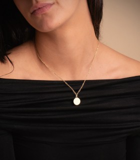 Medaglia cattolica in oro giallo 750 con rovescio liscio da incidere, ideale per donna e battesimo.