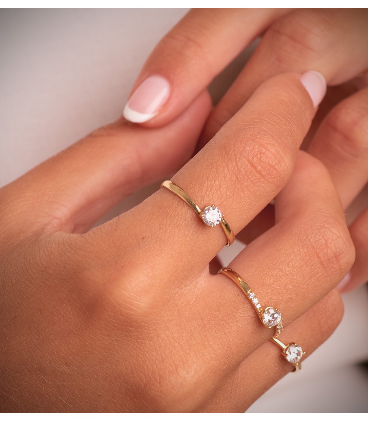 Anello di fidanzamento in oro, modello incrociato, solitario Noura 18 kt | Anelli proposta da donna