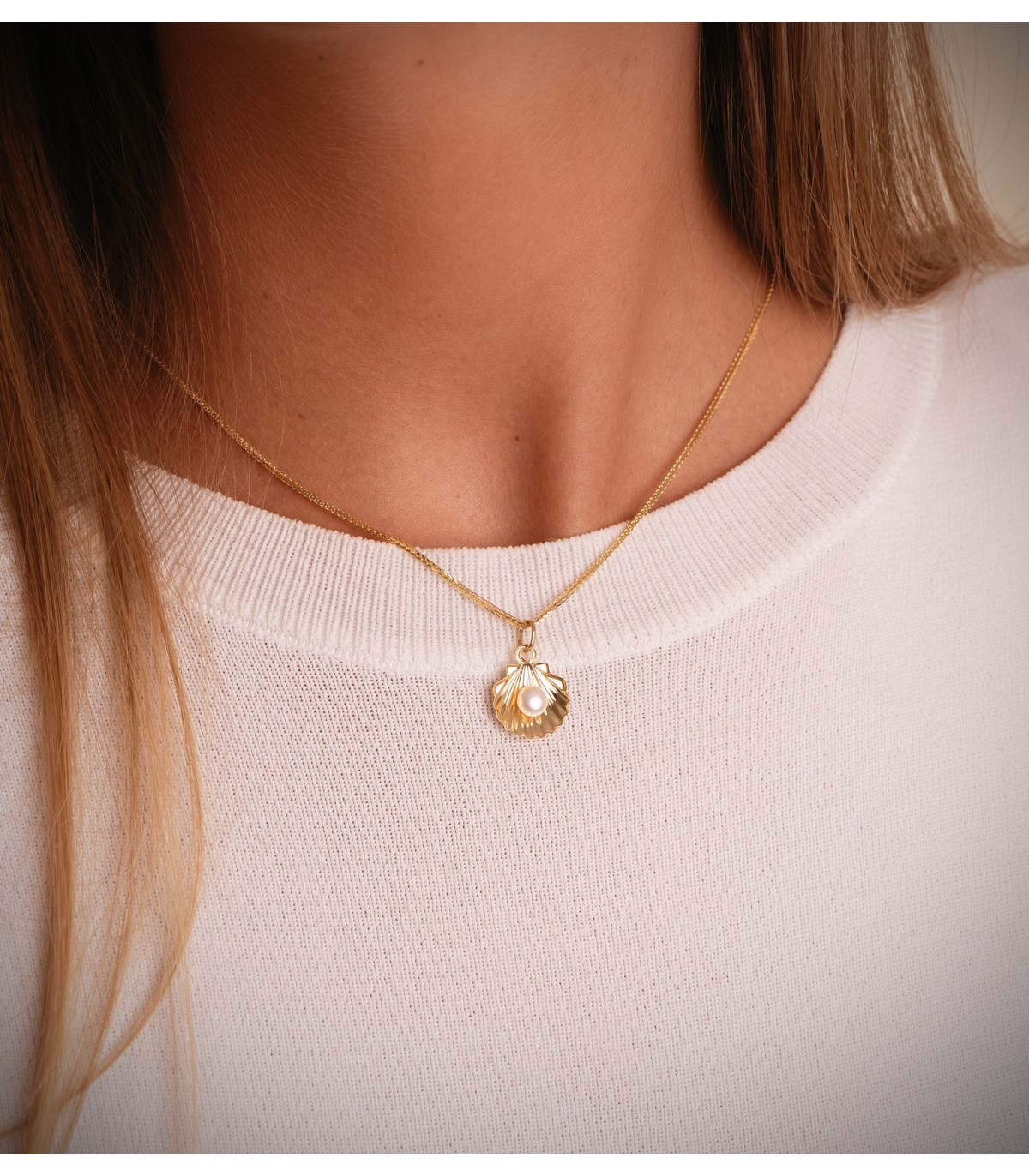 Ciondolo a forma di conchiglia con perla da 14 mm in oro giallo 18 kt | Ciondoli unisex online: per uomo, donna e bambini.