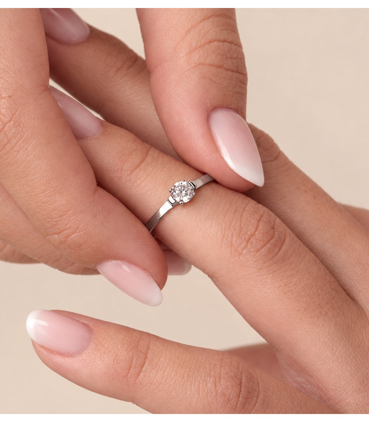 Anillo de compromiso para pedida de mano, modelo Neptuno oro blanco con circonita de 4,5 mm