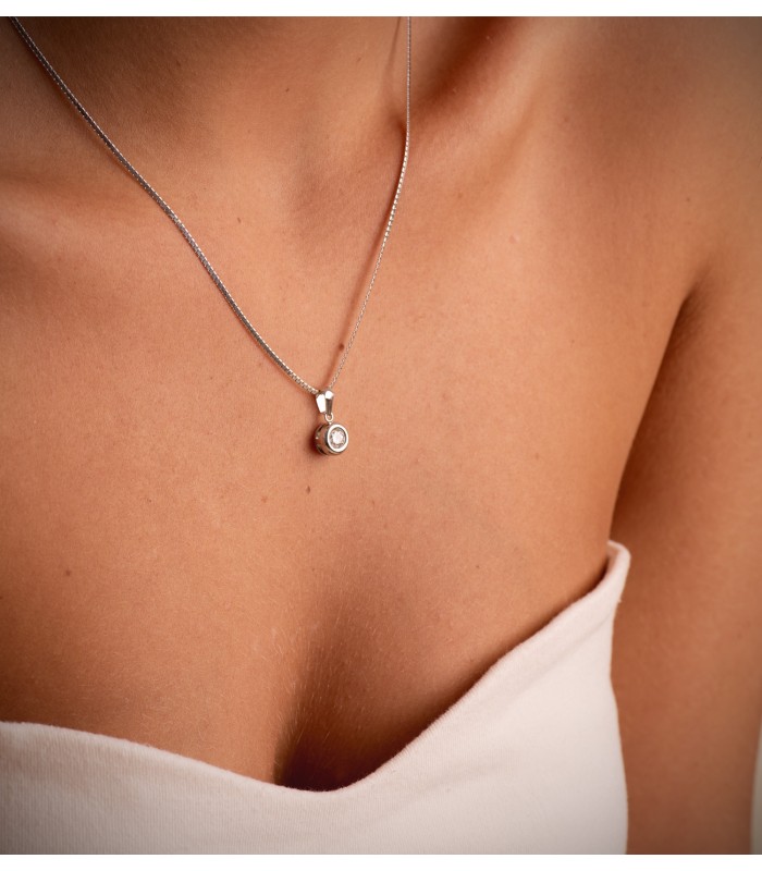 Cadenita plana de oro blanco de 750, de 1,2 mm y 45 cm de largo, ideal como collar o gargantilla para mujer.