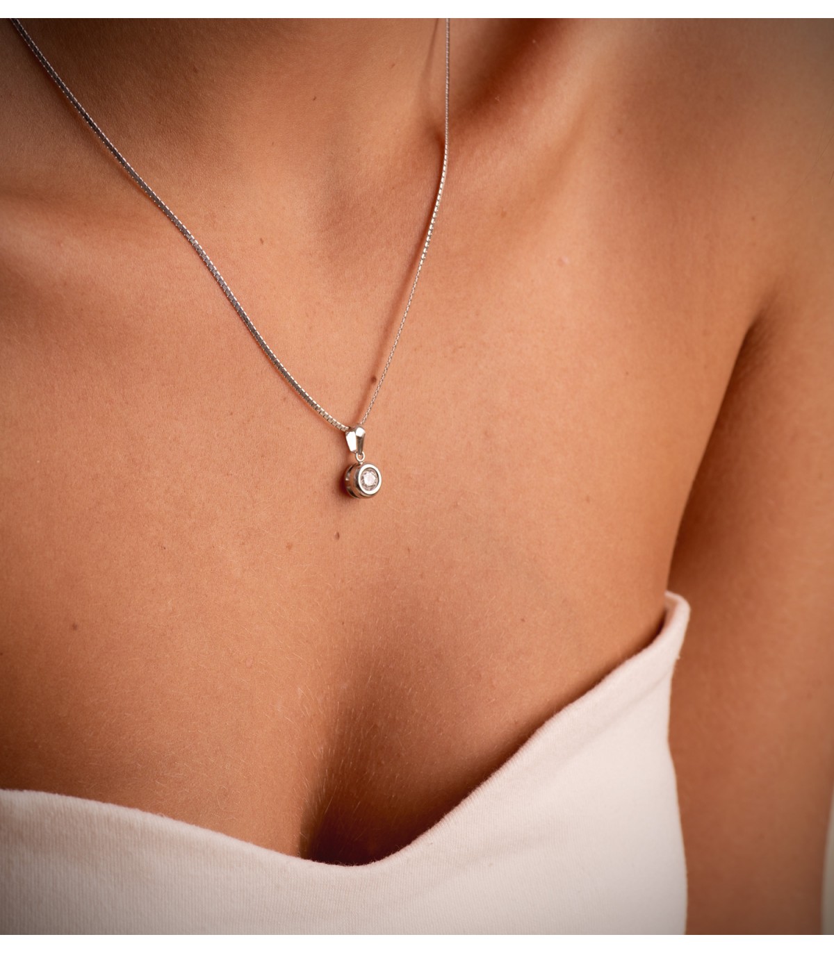 Cadenita plana de oro blanco de 750, de 1,2 mm y 45 cm de largo, ideal como collar o gargantilla para mujer.
