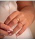 Anillo de mujer en oro amarillo con diamantes. Anillo abierto con diamantes. Comprar joyas online.