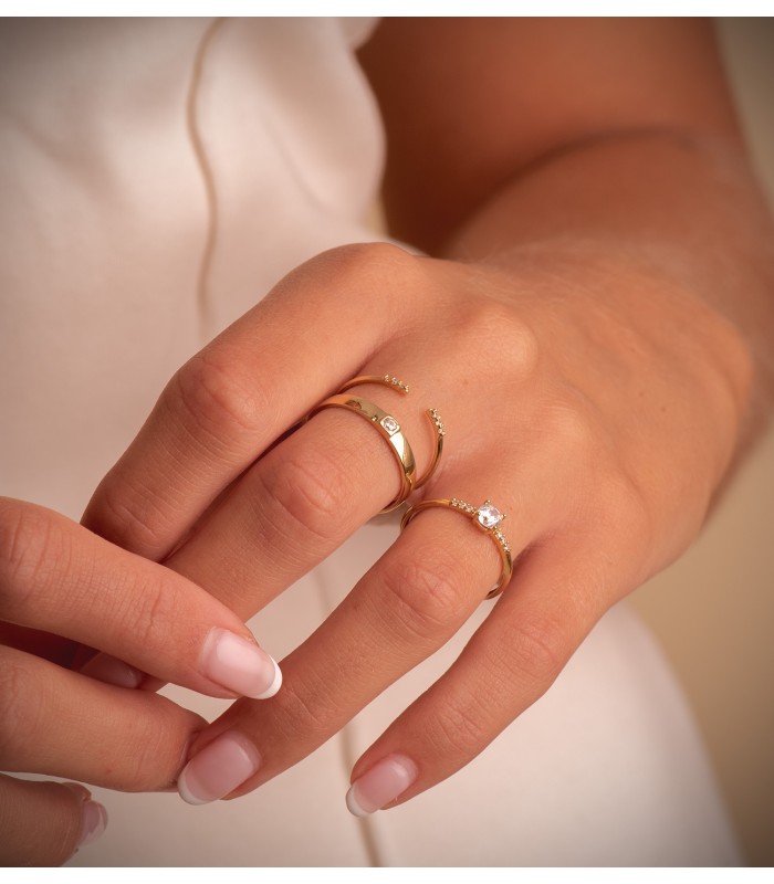 Anillo de mujer en oro amarillo con diamantes. Anillo abierto con diamantes. Comprar joyas online.