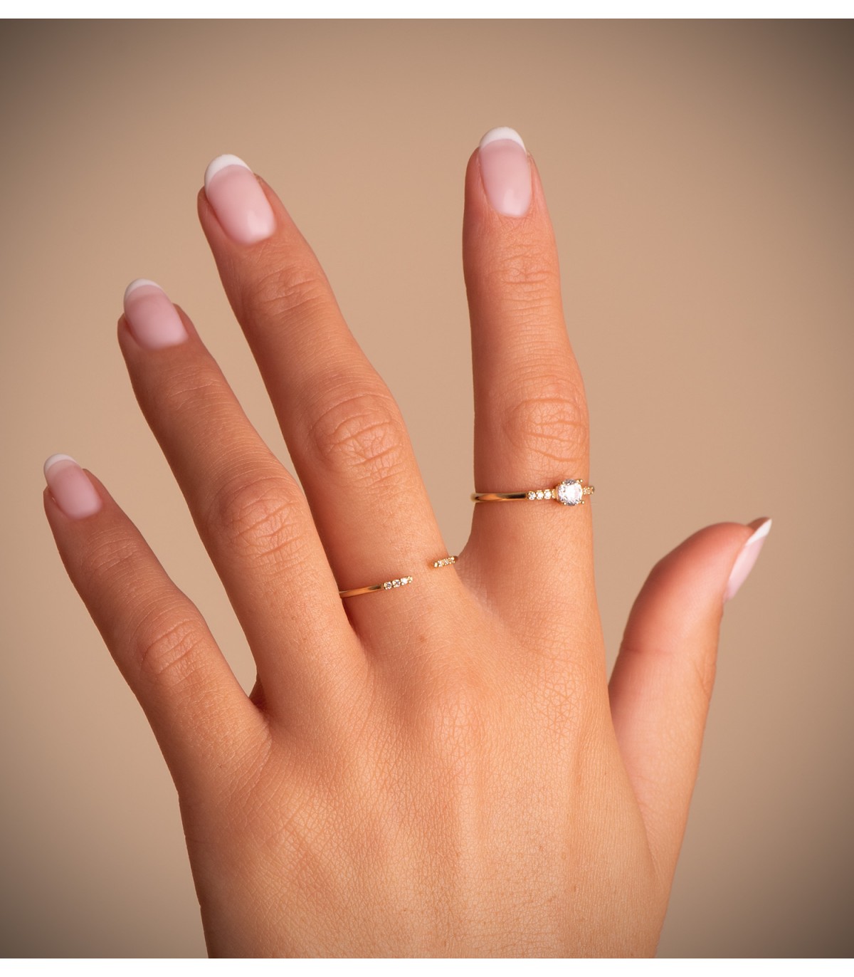 Anillo de mujer en oro amarillo con diamantes. Anillo abierto con diamantes. Comprar joyas online.