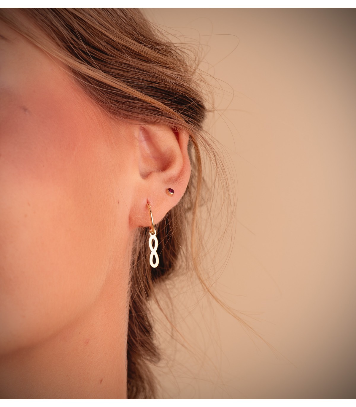 Orecchini punto luce oro 585‰ (14kt), con zirconi rossi 3 mm, Modello Noly