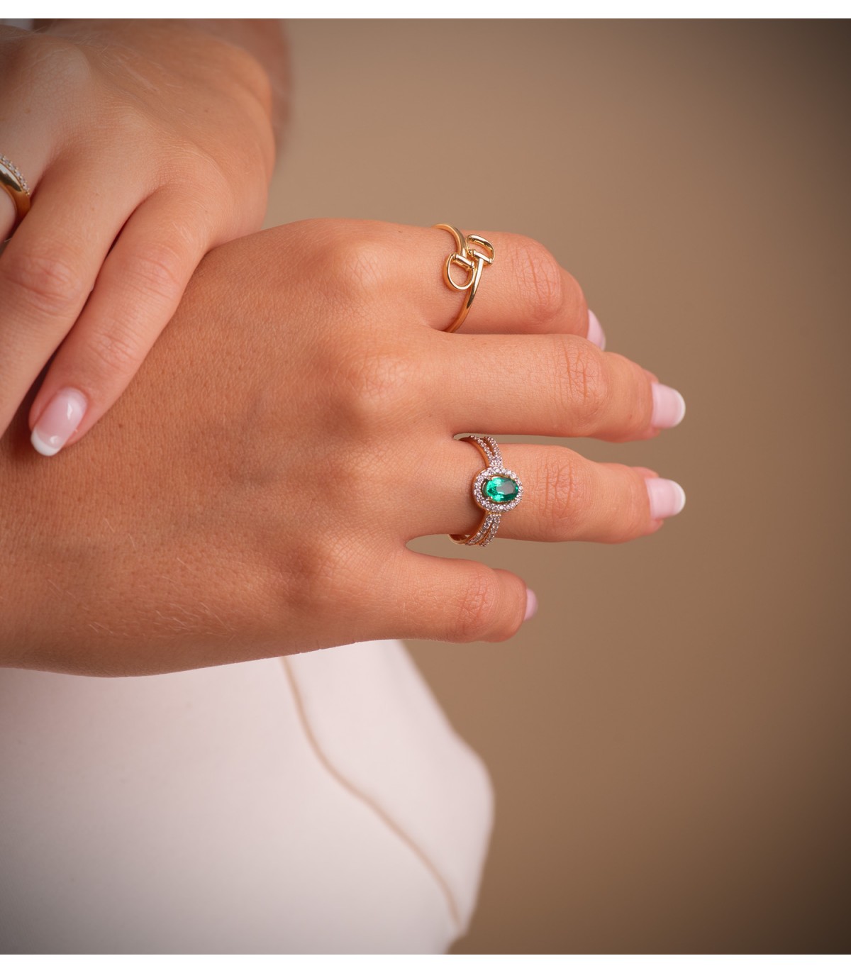 Anillo de oro amarillo 18 kilates con diseño de estribos | Anillos para mujer anchos.