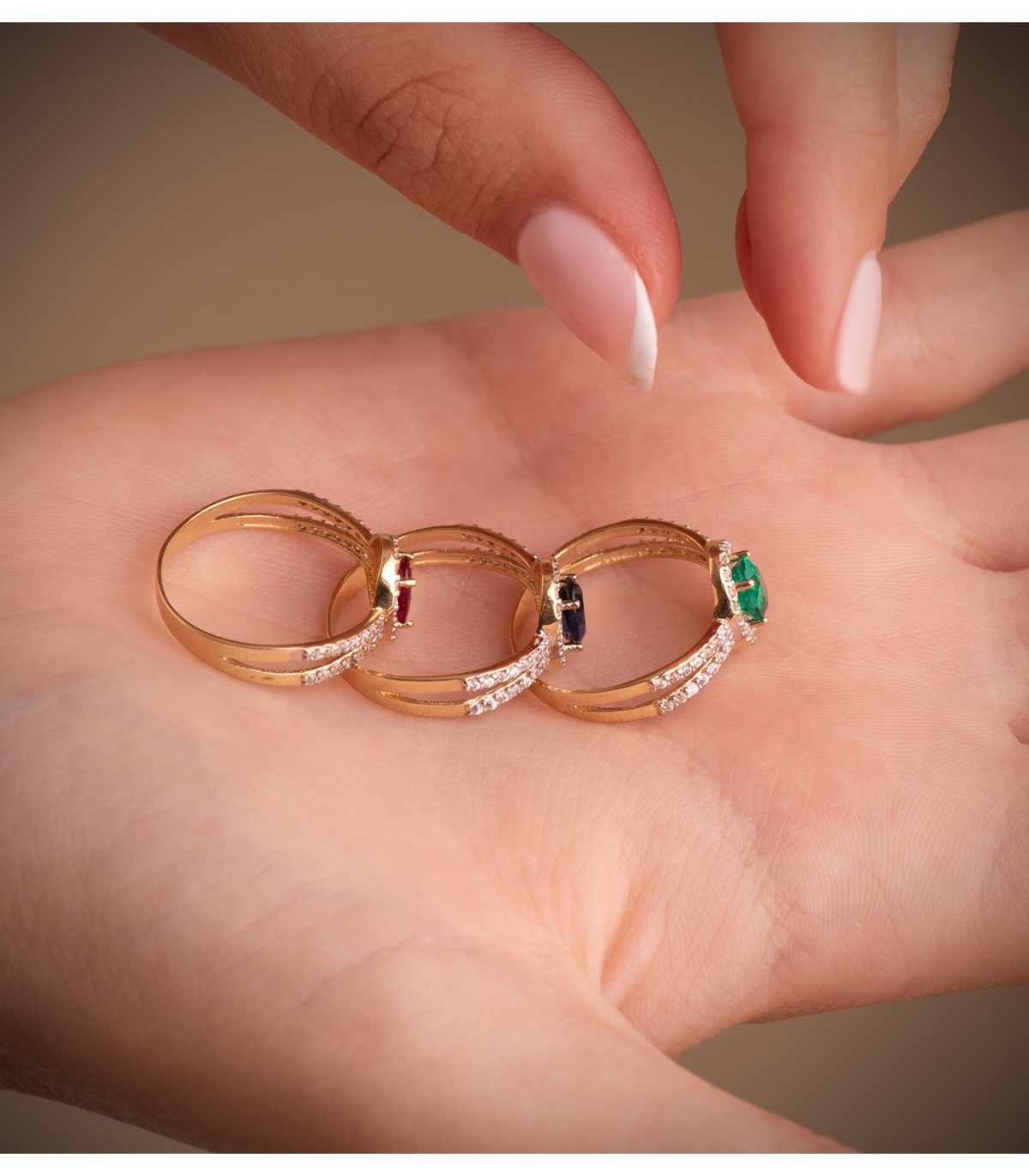 Halo-Ring mit Smaragd und Zirkonia, aus 18K Weiß- und Gelbgold | Damenring „Gianella“