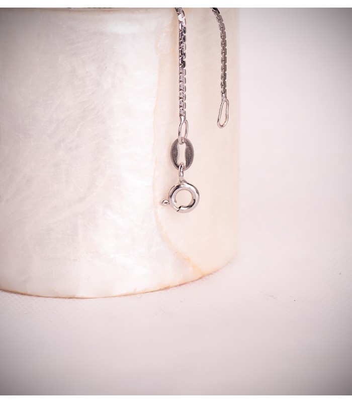 Cadenita plana de oro blanco de 750, de 1,2 mm y 45 cm de largo, ideal como collar o gargantilla para mujer.