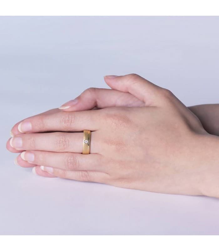 Fede nuziale in oro giallo 18 carati modello Giulia. Fedina mantovana con diamante.