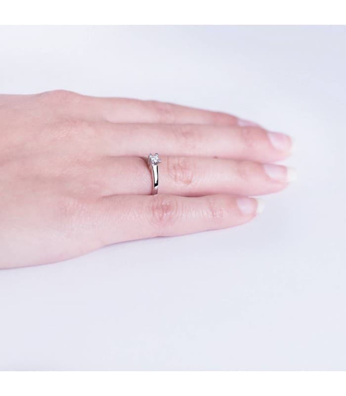 Anillo de diamante mujer oro blanco. Solitario Parisee 18 kilates. Joyería online, Alda Joyeros.