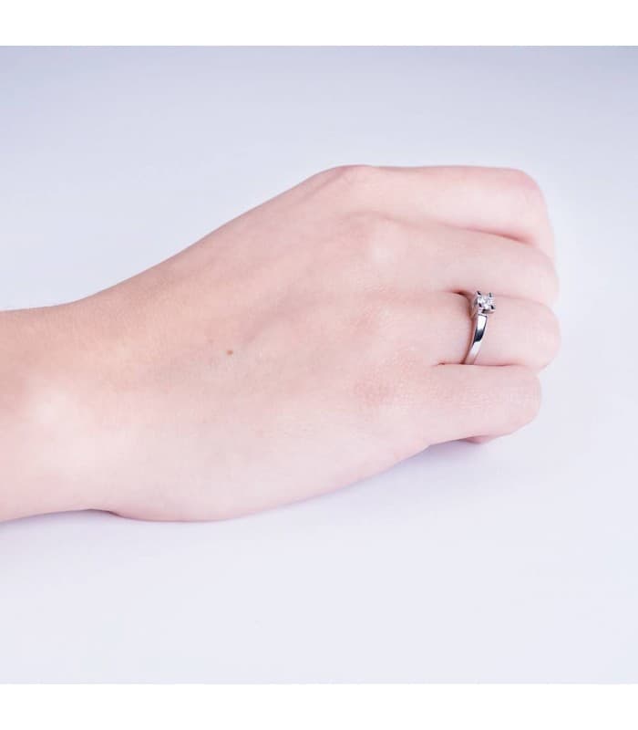 Anello con diamante solitario donna Parisee. Anello oro bianco 18 carati. Alda Joyeros.