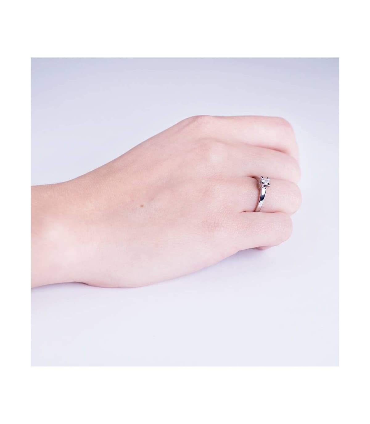 Anello con diamante solitario donna Parisee. Anello oro bianco 18 carati. Alda Joyeros.