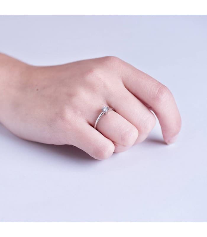 Solitaire femme Grattia 18K. Bague avec diamant 0.15 carat. Alda Joyeros, haute bijouterie.