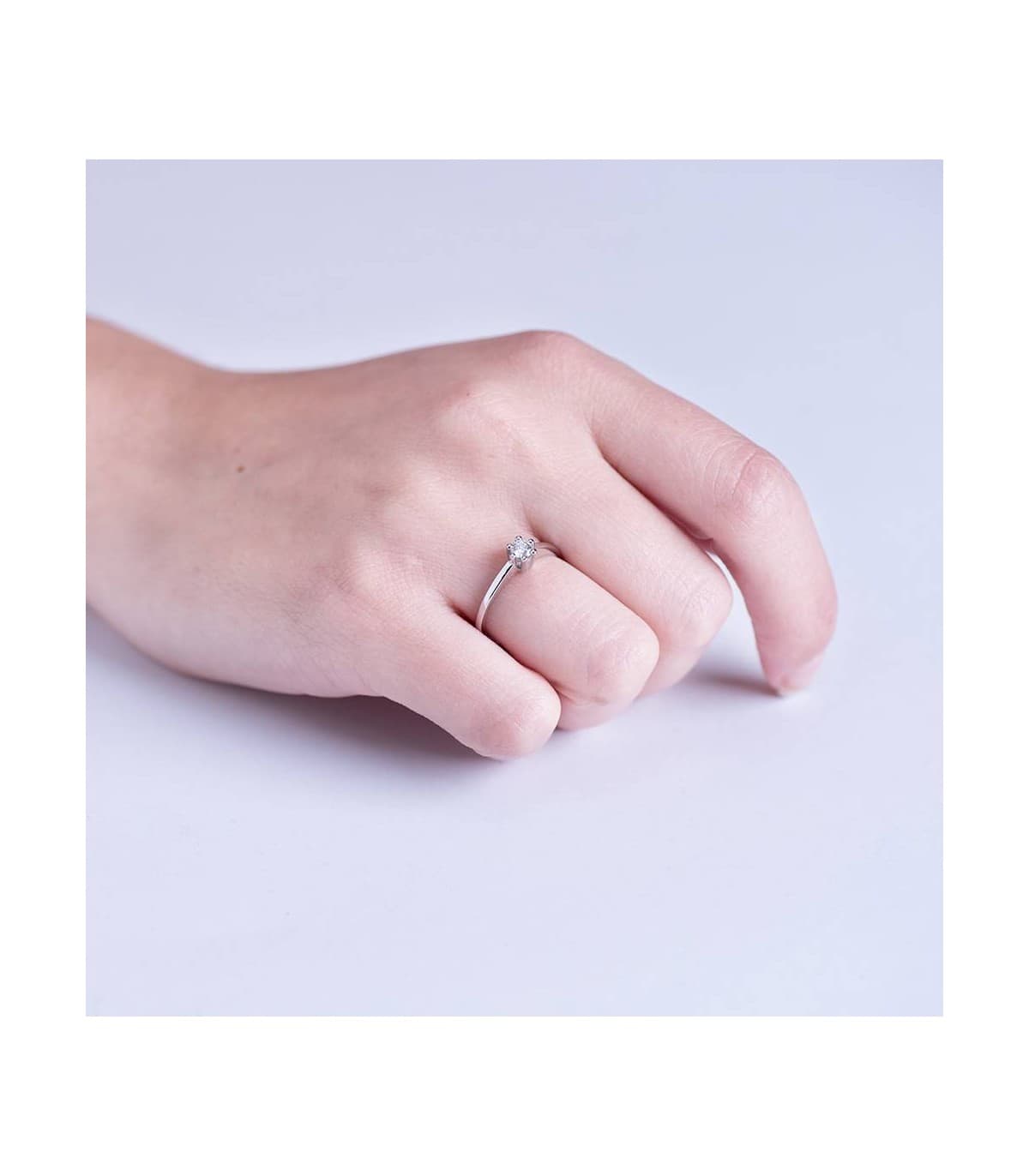 Anillos de compromiso para mujer alta joyería. Anillo Grattia diamante 0.15 quilates. Oro blanco 18K.