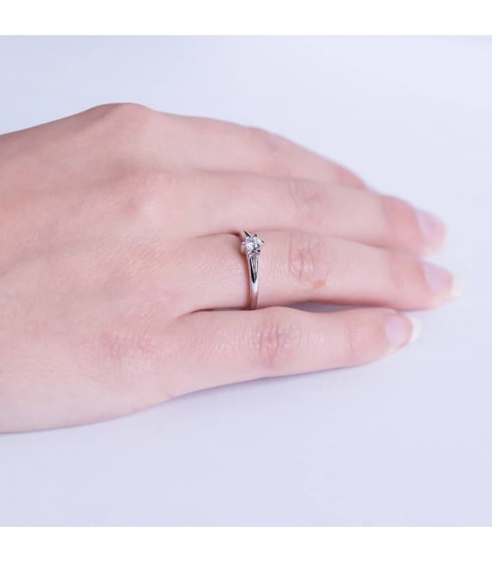 Anillo con diamantes novia 0.15 quilates. Anillo pedida de mano oro 18 Ktes. Alda Joyeros.