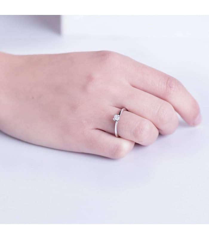Solitario de diamantes mujer oro blanco. Anillo de compromiso 18 kilates Veronessi.