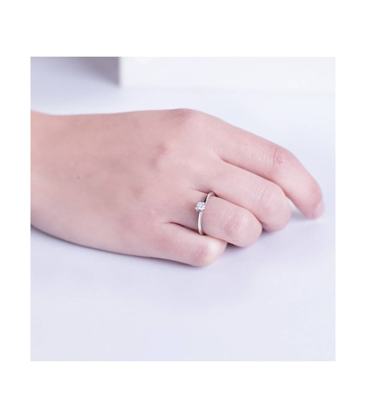 Bague femme or blanc Veronessi. Solitaire avec diamant 0.100 ct. Bijouterie en ligne.