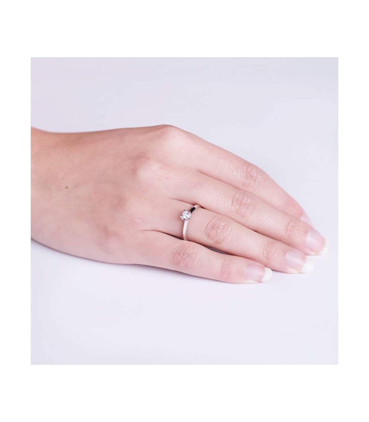 Anello solitario donna oro bianco. Solitario anello Veronessi 0.150 ct. Alda Joyeros.