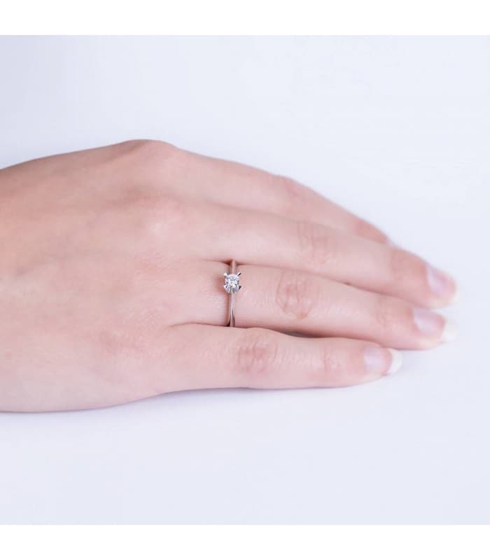 Anello solitario donna oro bianco. Modello Veronessi con diamante 0.200 ct. Alda Joyeros.