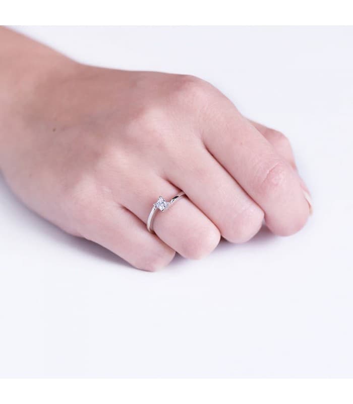 Bague diamant solitaire Lorien femme. Bague or blanc 18 carats. Bijouterie en ligne.