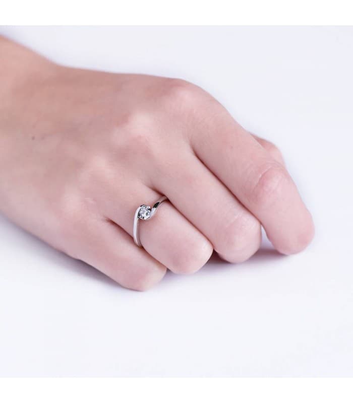 Bague diamant et or blanc femme. Solitaires en or blanc 18 carats. Bijoux en ligne.